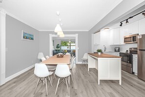 Fridge, microwave, oven, stovetop - Palm Beach Gardens Paradise - HEATED POOL - 4 MILES TO THE BEACH (Palm Beach Gardens)