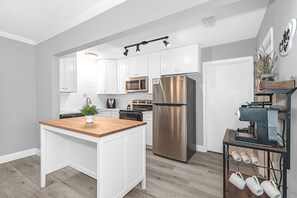 Fridge, microwave, oven, stovetop - Palm Beach Gardens Paradise - HEATED POOL - 4 MILES TO THE BEACH (Palm Beach Gardens)