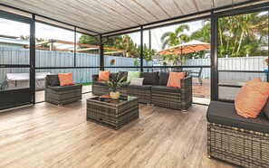 Terrace/patio - Palm Beach Gardens Paradise - HEATED POOL - 4 MILES TO THE BEACH (Palm Beach Gardens)