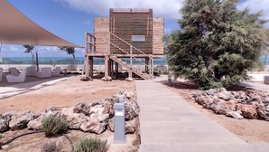 Un espace extérieur aménagé de façon moderne, avec une structure en bois et un chemin en béton.