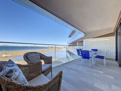Sea, pool and mountain views with 2 terraces