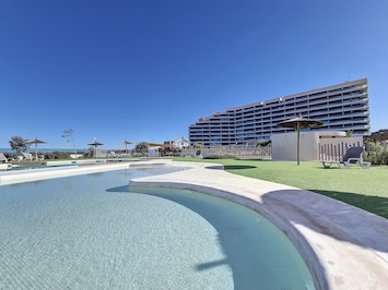 Los Flamencos has a large pool area, chill-out zone, gymnasium, kids play area, Spa, sports area, volleyball, bowls, bird hide, games room and communal garden.