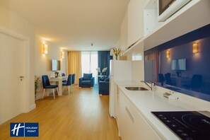 Panoramic Suite with 2 Bedrooms | Living area | 102-cm Smart TV with digital channels - Holiday Point Orbi City (Batumi)