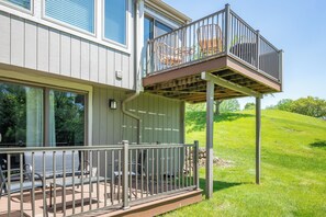 Terrace/patio - Cozy and Updated Home only 5 minutes to Eagle Ridge and 15 minutes to Downtown (Galena)