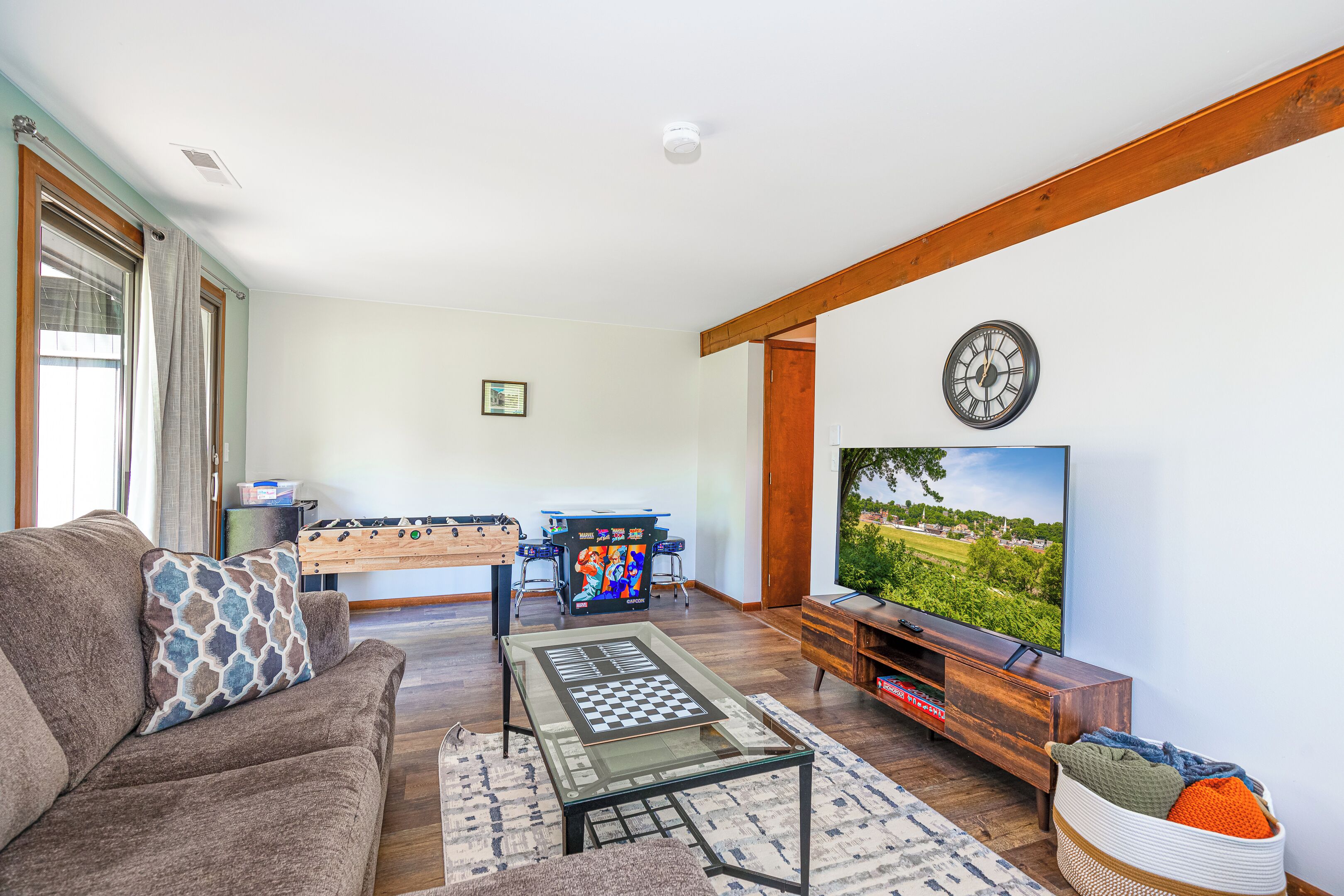 Smart-TV, Kamin, Videospiele, Tischfußball