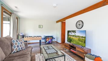 Smart-TV, Kamin, Videospiele, Tischfußball