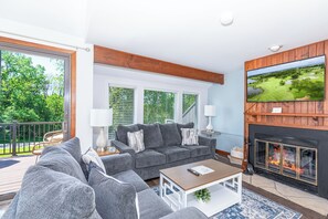 Smart TV, fireplace, video games, table football - Cozy and Updated Home only 5 minutes to Eagle Ridge and 15 minutes to Downtown (Galena)