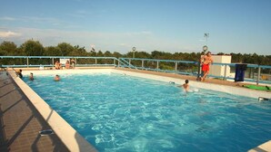 Outdoor pool - Luminous Flat With Private Garden Near the Beach (San Michele al Tagliamento)