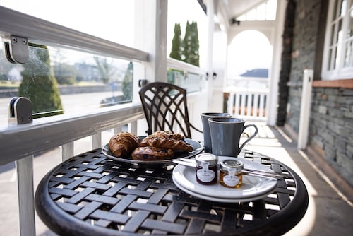 Greta Howe is a superb first floor apartment in what was formerly the Keswick School Of Industrial A