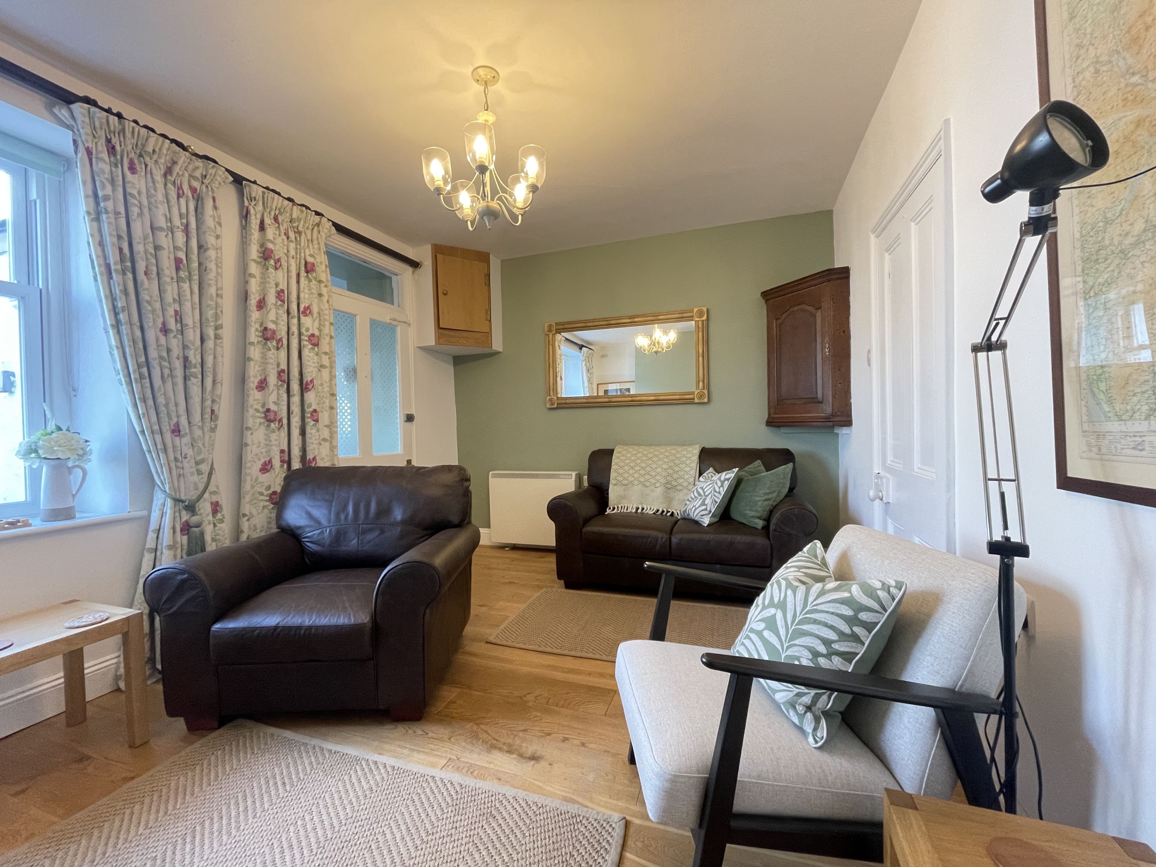 TV connectée, livres, espaces bureaux