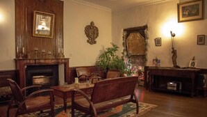 Une pièce de style traditionnel, dotée d’une cheminée, de meubles en bois et d’un tapis à motifs.