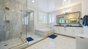 Douche, sèche-cheveux, serviettes fournies, savon