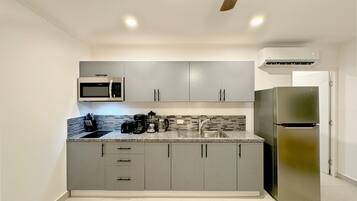 Kühlschrank, Mikrowelle, Herdplatte, Wasserkocher mit Kaffee-/Teezubehör