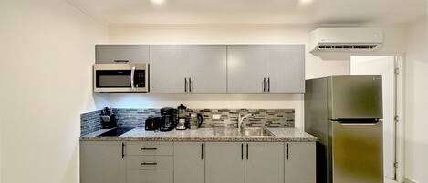 Réfrigérateur, micro-ondes, plaque de cuisson, cafetière/bouilloire