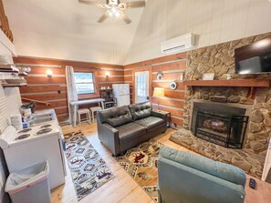 Smart TV, fireplace - Cabin #2 - Riverfront w/ Gas Fireplace and more! (Cherokee)