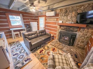 Smart TV, chimenea, futbolito y libros 