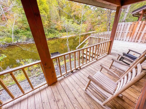 Cabin 4 - Riverfront w/ Gas Fireplace!