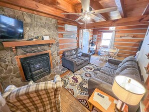 Smart TV, fireplace - Cabin #5 - Riverfront w/ Hot-Tub & Gas Fireplace! (Cherokee)