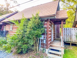 Exterior - Cabin #5 - Riverfront w/ Hot-Tub & Gas Fireplace! (Cherokee)