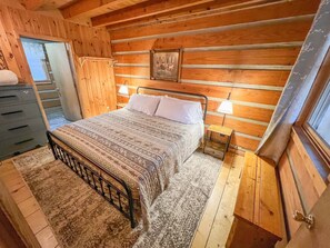 3 bedrooms, free WiFi, bed sheets - Cabin #6 - Riverfront w/ Gas Fireplace & more! (Cherokee)