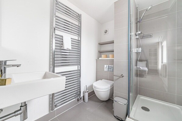 Shower, eco-friendly toiletries, hair dryer, shampoo