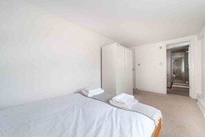 2 quartos, ferros/tábuas de passar roupa