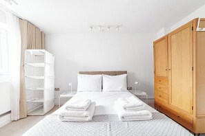 2 bedrooms, iron/ironing board, WiFi - Bright 2-Bed, 2-Bath with Balcony (London)