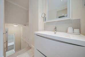 Shower, hair dryer, towels, soap - ❄️ Central A/C | 🛗 Lift | ⏰ Early Drop | 👑 King | 🔄 Flex Policy | 🧺 W/D (London)