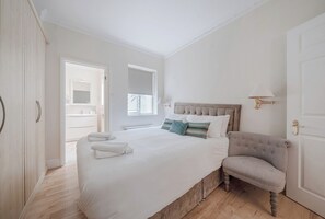 2 bedrooms, iron/ironing board, travel crib, free WiFi - ❄️ Central A/C | 🛗 Lift | ⏰ Early Drop | 👑 King | 🔄 Flex Policy | 🧺 W/D (London)