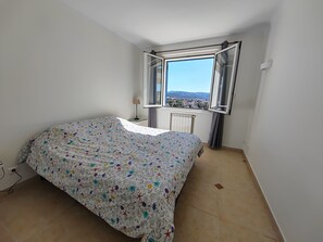 4 chambres, fer et planche à repasser, lit parapluie, Wi-Fi gratuit