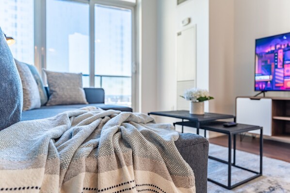 Smart TV, Netflix, streaming services - RS Suites - City Centre (Mississauga)