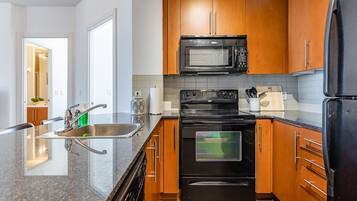 Full-sized fridge, microwave, oven, stovetop