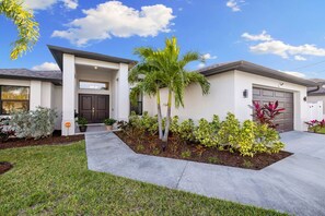 Exterior - Centrally Located - Waterfront Pool Home - Convenient and Loaded w/ Amenities (Cape Coral)