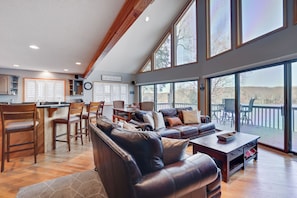 Smart TV, fireplace - Level Lake Wallenpaupack Lakefront w/Private Dock, Hottub, Kayaks & Paddleboards (Lake Ariel)