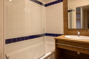 Shower - 100m from resort center, 2nd floor, swimming pool, sauna, balcony, tv, ski locker, 41m², Les Orres (Les Orres)
