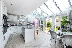 Refrigerador, microondas, horno y lavavajillas 