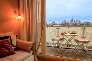 Smart TV - Spacious 2-Bed Flat | Sleeps 5 | King Bed | Fast Links to City & Wharf (London)