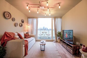 Smart TV - Spacious 2-Bed Flat | Sleeps 5 | King Bed | Fast Links to City & Wharf (London)