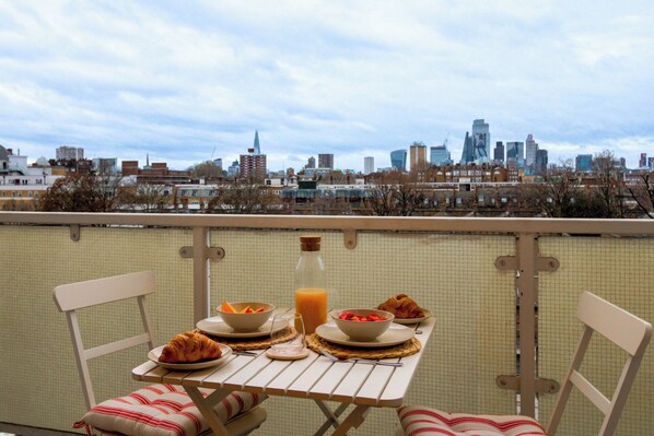 Outdoor dining - Spacious 2-Bed Flat | Sleeps 5 | King Bed | Fast Links to City & Wharf (London)