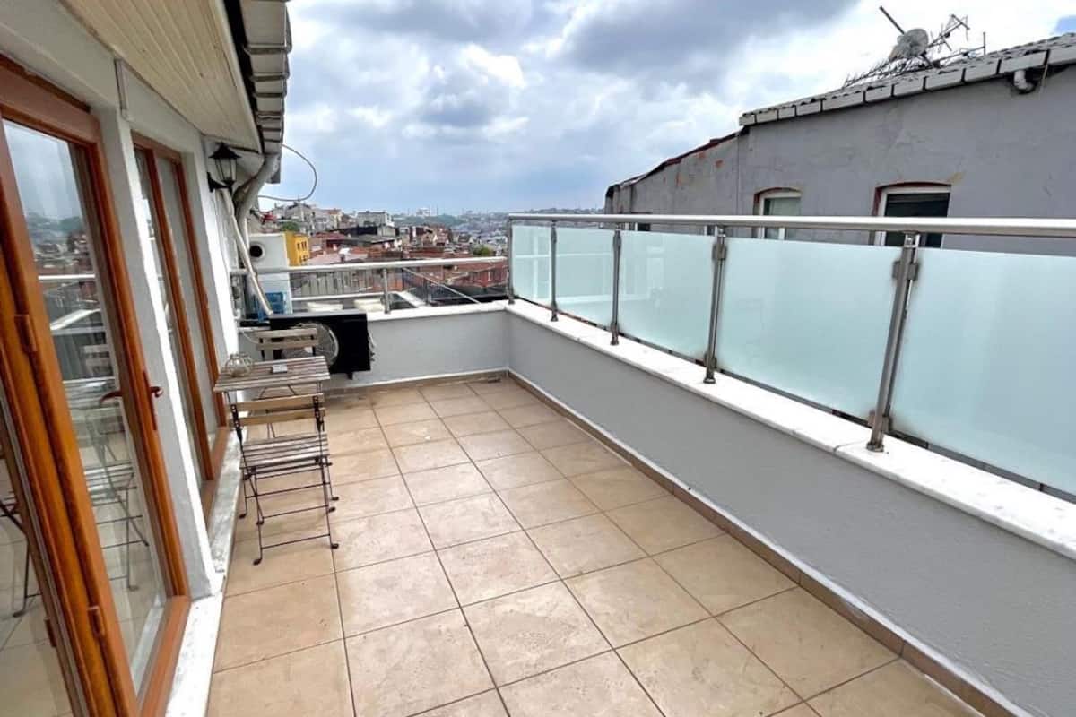 Edredons de pluma, escrivaninha, cortinas blackout