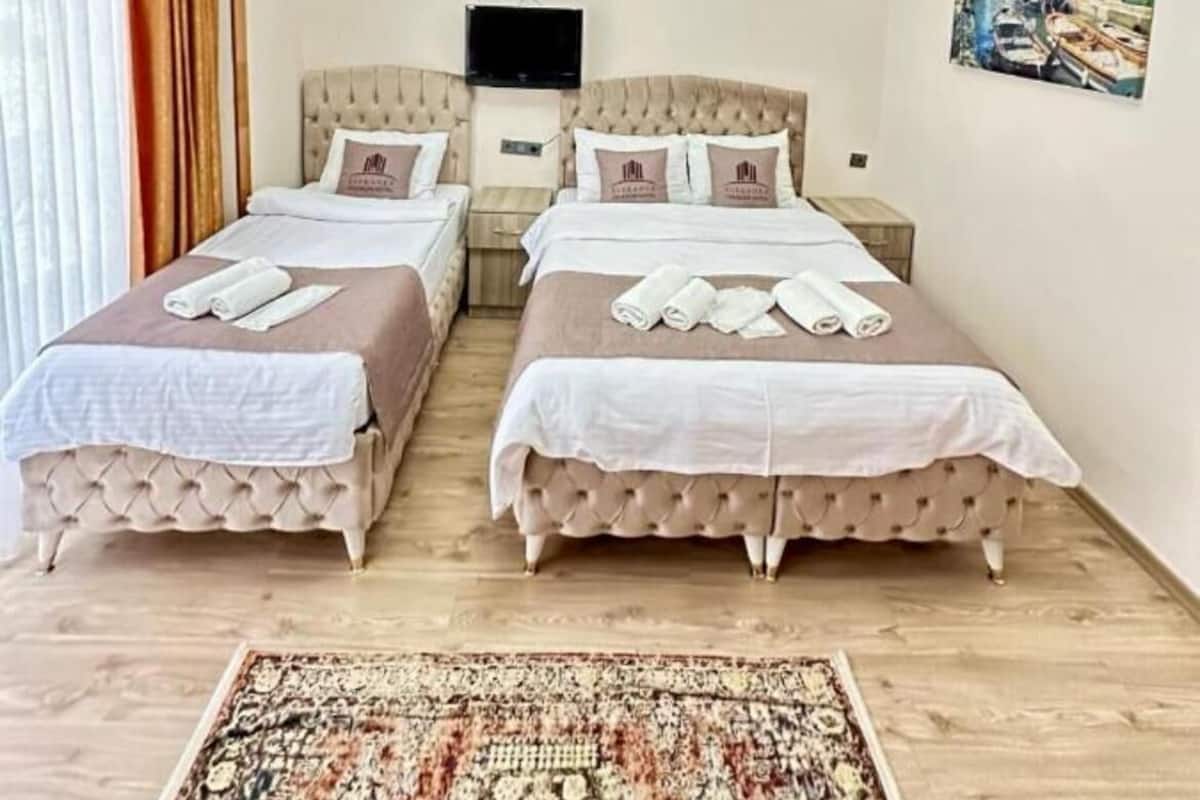 1 bedroom, down comforters, desk, blackout drapes