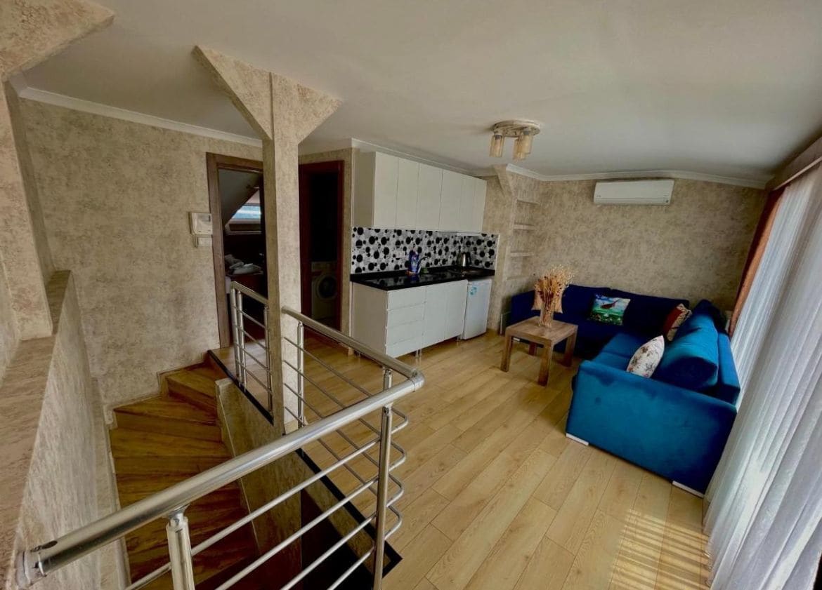 Edredons de pluma, escrivaninha, cortinas blackout