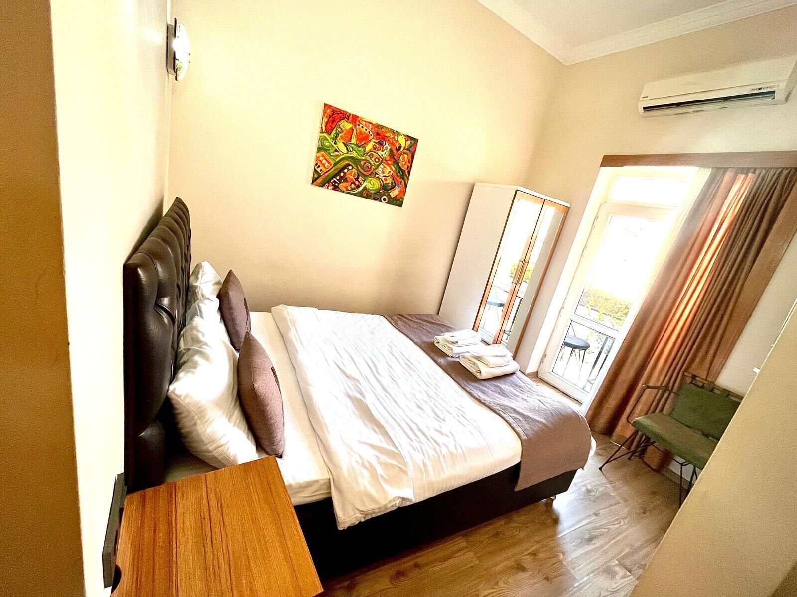 Edredons de pluma, escrivaninha, cortinas blackout