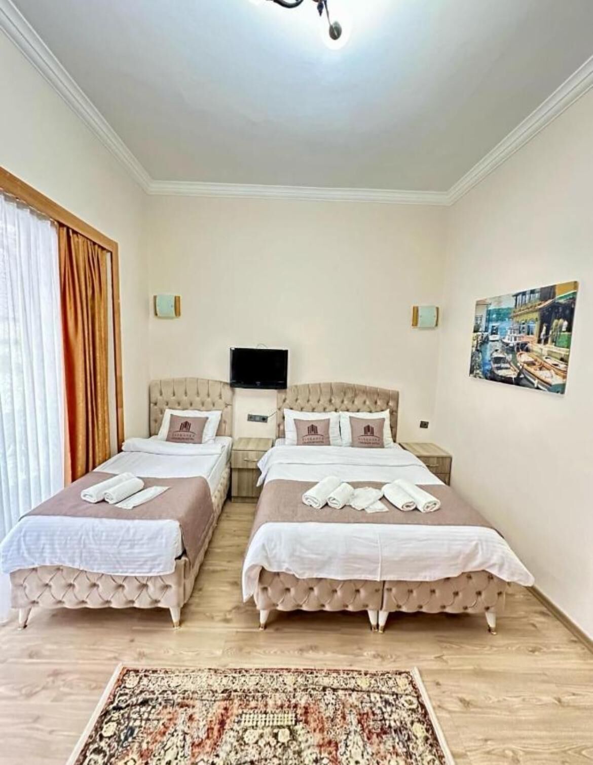 APART TRIPLE ROOM | Edredons de pluma, escrivaninha, cortinas blackout