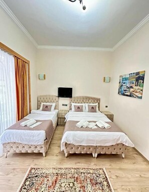 APART TRIPLE ROOM | Couette en duvet d'oie, bureau, rideaux occultants