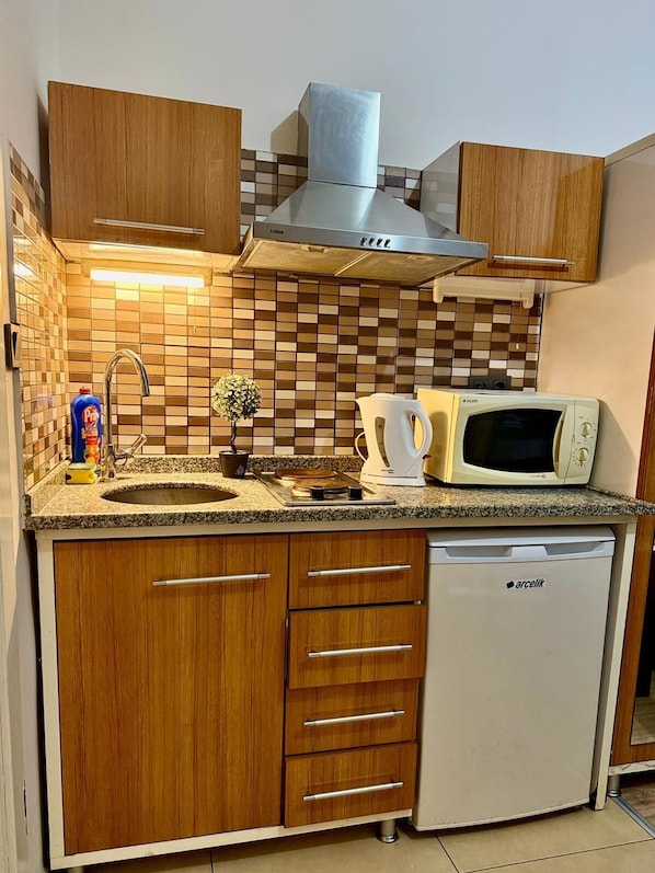 Microwave, dishwasher, electric kettle, cookware/dishes/utensils