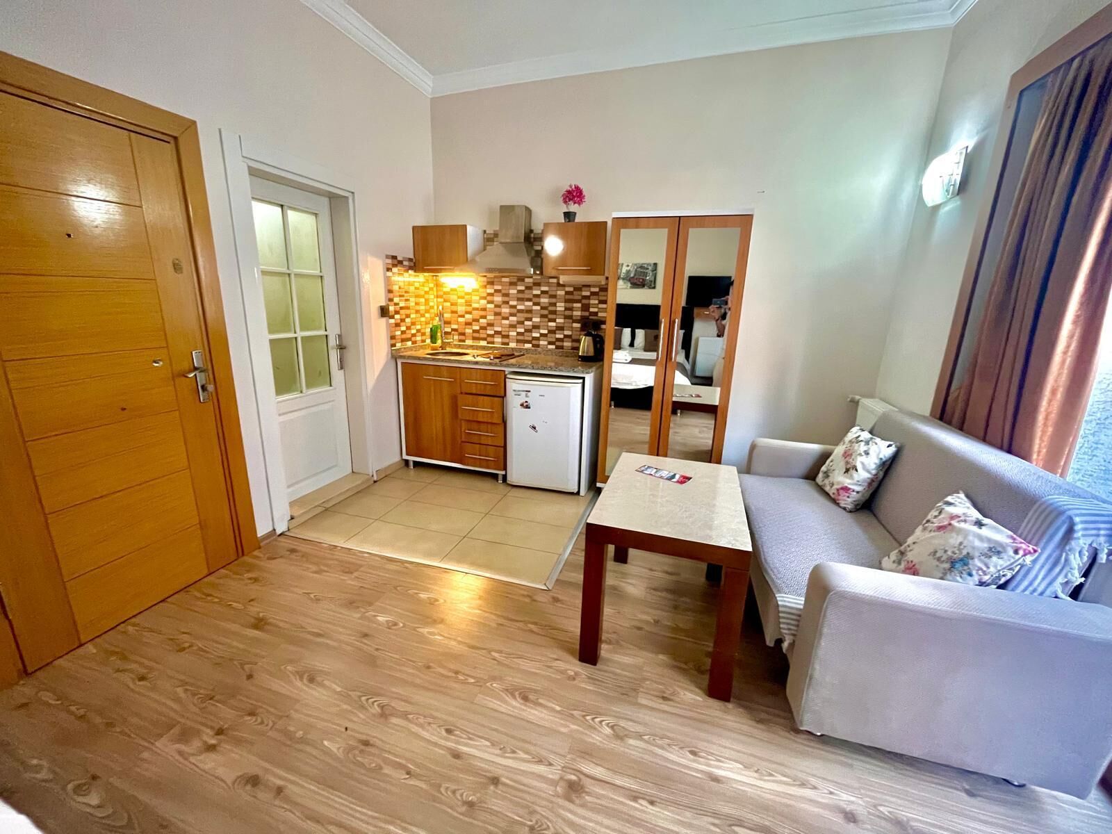 Electric kettle, cookware/dishes/utensils, dining tables