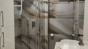 Shower, hair dryer, bidet, towels