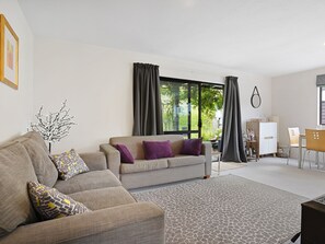 TV - Rose Cottage - Lake Coleridge Holiday Home (Lake Coleridge)