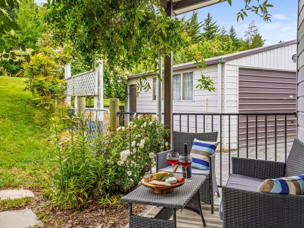 Terrace/patio - Rose Cottage - Lake Coleridge Holiday Home (Lake Coleridge)